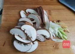 Illustration of making rice noodles with mushrooms and chicken 3