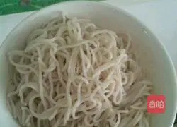 Illustration of making Yunnan rice noodles 4