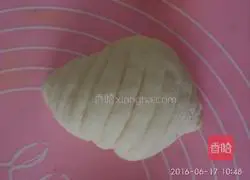 Illustration of how to make conch milk-flavored flower rolls 5