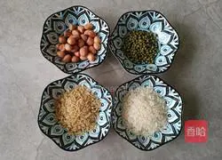 Illustration of how to make peanut and mung bean multigrain porridge 1