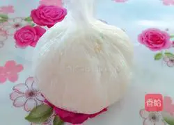 Illustration of how to make seaweed salad rice balls 5