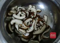 Illustration of how to make Mushroom and Chicken Porridge 1