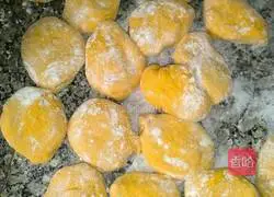 Illustration of how to make pumpkin flower rolls 4