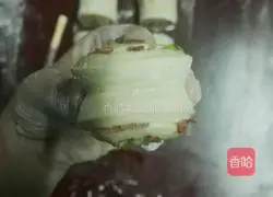 Illustration of how to make green onion rolls 8