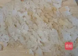 Tremella, lotus seeds, lilies, wheat kernels, red dates and snow pear porridge Illustration of how to do it 3