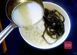Illustration of how to scald rice noodles 7