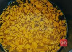 Illustration of how to make pumpkin porridge (removed green onion can be used as baby food)