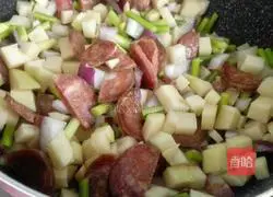 Illustration of how to make potato and sausage braised rice 4