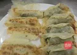 Pork and three fresh pot stickers Illustration of how to do it 9