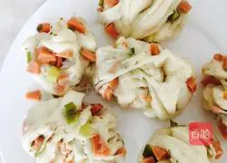 Illustration of how to make scallion and ham rolls 13