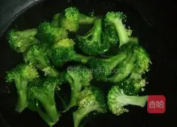 Illustration of how to make claypot rice 10