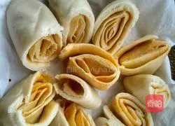 How to make red oil flower rolls Illustration 13