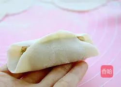Illustration of how to make pork and green onion pot stickers 15