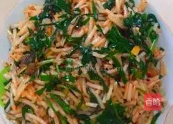 Illustration of how to make fried rice noodles with leeks 4