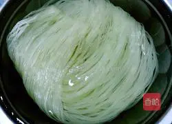 Illustration of how to make spicy rice noodles 1