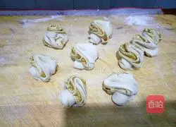 Illustration of how to make a large roll with sesame paste 10