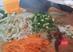 Illustration of how to make fried rice noodles with carrots 3