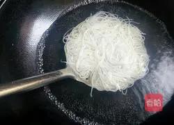 Illustration of how to scald rice noodles 4