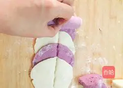 Illustration of how to make two-color rose roll 6