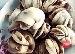 Illustration of how to make small flower rolls 9