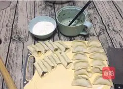 Illustration of how to make chives and pork dumplings/pot stickers 15