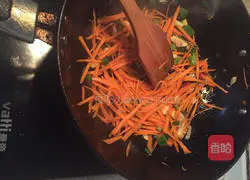 Illustration of how to make fried rice noodles with carrots 9