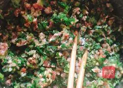 Illustration of how to make Chinese cabbage and pork pot stickers 5