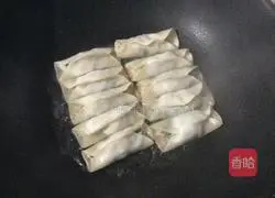 Illustration of how to make leek and pork pot stickers 7