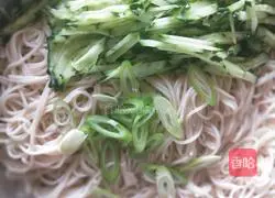 Illustration of making cold noodles with fried sauce 2