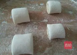 Illustration of how to make salt and pepper rolls 6