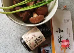 Illustration of how to make rice noodles with mushroom and soybean paste 1