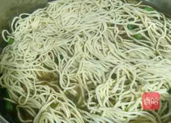 Illustration of how to make braised beans and noodles 12