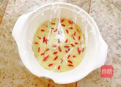 Illustration of how to make wolfberry and soybean cake 9