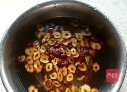 Illustration of how to make millet and red date porridge 1