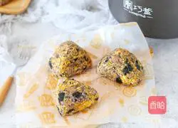 Illustration of how to make black rice, cheese and meat floss rice balls 10