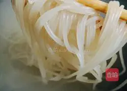 Illustration of how to make big bone soup noodles 11
