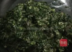 Illustration of how to make mutton and leek pot stickers 4