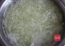 Illustration of how to make pot stickers with winter melon stuffing 1