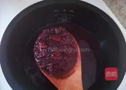 Illustration of how to make black rice and red date porridge 6