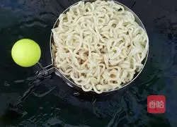Illustration of how to make instant noodles burger 8