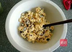 Illustration of how to make cornmeal and red bean cakes 5