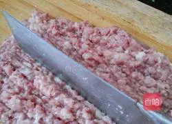 Illustration of how to make crispy pot stickers 1