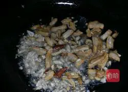 Illustration of how to make braised noodles with potatoes and beans 3