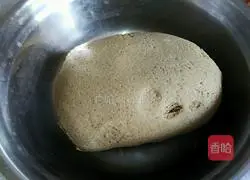 Illustration of how to make black steamed buns 1