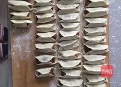 Illustration of how to make pork, green onion and mushroom pot stickers 3