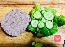 Big burger with black steamed buns Illustration of how to do it 5