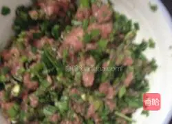 Illustration of how to make leek and pork pot stickers 3