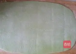 Illustration of how to make two-color flower rolls 3