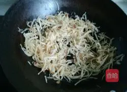 Illustration of how to make stir-fried pancakes with shredded cabbage and pork 7