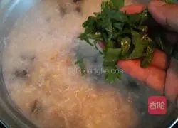 Illustration of how to make lean meat and preserved egg porridge 15